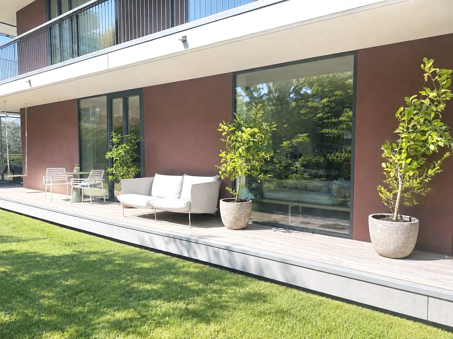 Holzterrasse entlang der Wohnung
