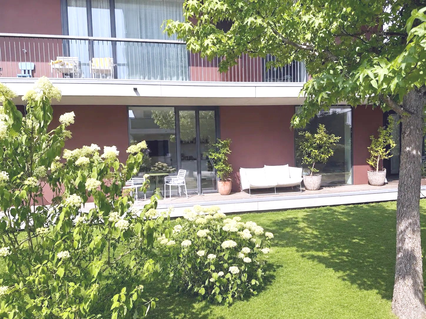Terrasse mit Lounge und blühenden Hortensien